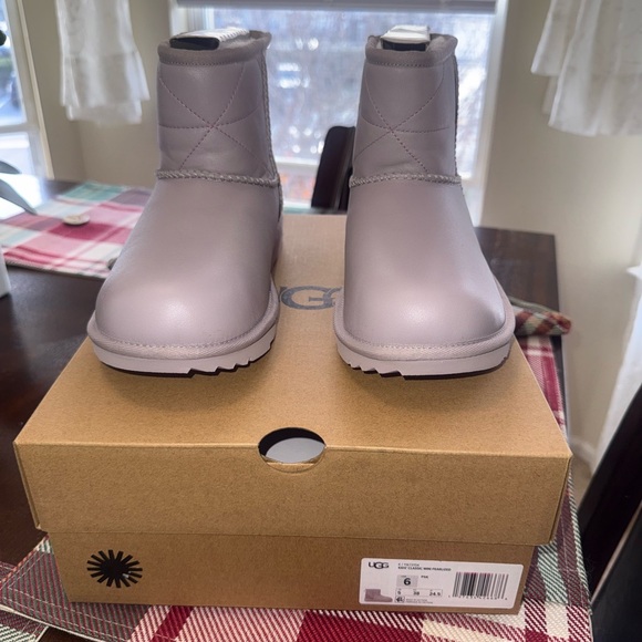 UGG Kids Classic Mini Pearlized boots size 6 new - Picture 3 of 9